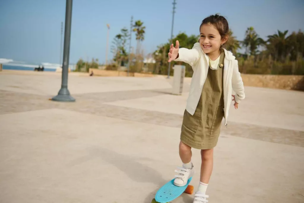ילדה מתאמנת בגלישה על סקייטבורד בסקייטפארק